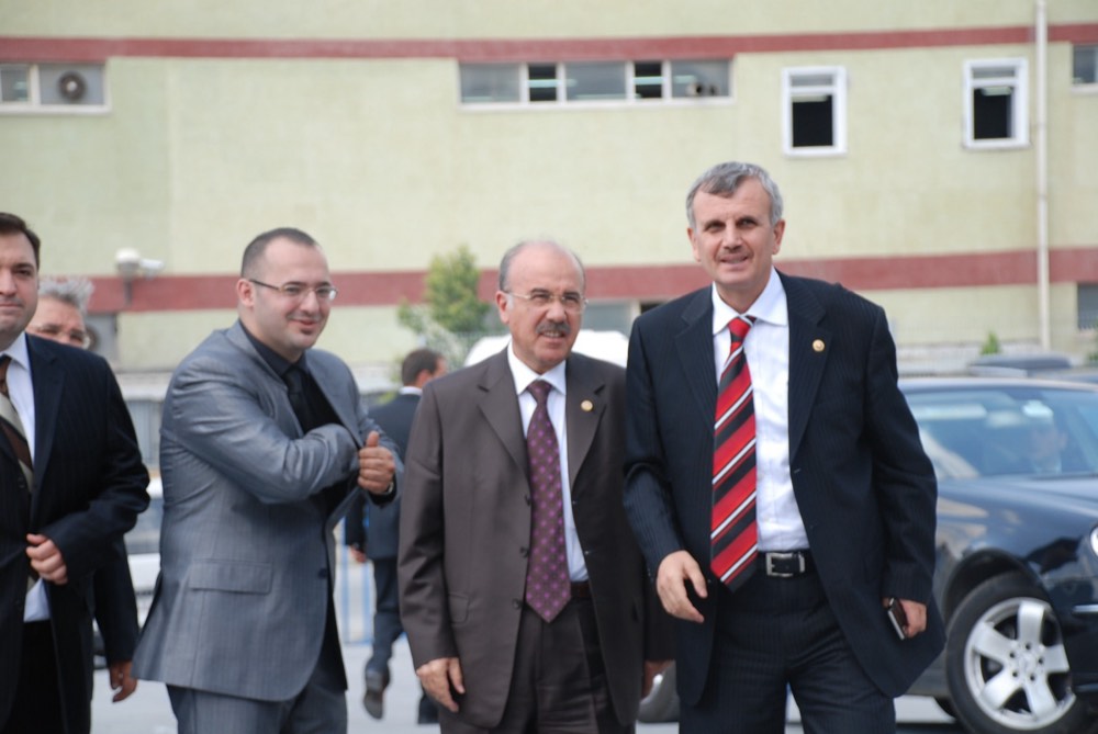 Fabrika açılışında TBMM komisyon başkanları Cevdet Erdöl ve Ünal Kaçır ile